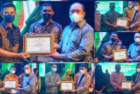 Dr. H. Ruksamin selaku ketua gugus tugas covid-19 Konut menyerahkan penghargaan kepada jajaran Forkopimda Konut. (**) 