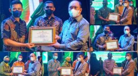 Dr. H. Ruksamin selaku ketua gugus tugas covid-19 Konut menyerahkan penghargaan kepada jajaran Forkopimda Konut. (**) 