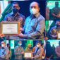 Dr. H. Ruksamin selaku ketua gugus tugas covid-19 Konut menyerahkan penghargaan kepada jajaran Forkopimda Konut. (**) 