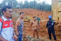 Masyarakat Andowia menghentikan Aktivitas Dugaan Pertambangan Nikel Ilegal di Blok Mandiodo, memasuki area Kecamatan Andowia. (*Ist/Rul) 
