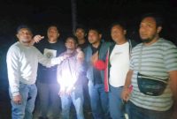 Tim gabungan Polres Muna koordinasi Polres Konut saat menangkap pelaku penganiyayaan terhadap istrinya.(Dok. Humas Polres Muna). 