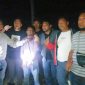 Tim gabungan Polres Muna koordinasi Polres Konut saat menangkap pelaku penganiyayaan terhadap istrinya.(Dok. Humas Polres Muna). 