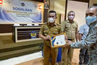 Kepala Dinas Pemberdayaan Masyarakat dan Desa (DPMD) Kabupaten Konawe, Keni Yuga Permana, menerima penghargaan dari KPPN. Selasa (15/03/2022). (*Ist/Kroscek). 