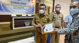 Kepala Dinas Pemberdayaan Masyarakat dan Desa (DPMD) Kabupaten Konawe, Keni Yuga Permana, menerima penghargaan dari KPPN. Selasa (15/03/2022). (*Ist/Kroscek). 