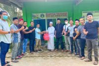 Pengurus Tamalaki Sultra membagikan takjil di pesantren Hidayatullah Konawe. (*Ist) 