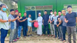 Pengurus Tamalaki Sultra membagikan takjil di pesantren Hidayatullah Konawe. (*Ist) 