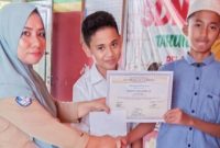 Kepala Sekolah SDN 5 Asera, Satiawan Daris, S. Pd menyerahkan piagam penghargaan kepada juara kategori/umum Pesantren Kilat Ramadhan 1443 H. (*Din/Red) 