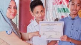 Kepala Sekolah SDN 5 Asera, Satiawan Daris, S. Pd menyerahkan piagam penghargaan kepada juara kategori/umum Pesantren Kilat Ramadhan 1443 H. (*Din/Red) 