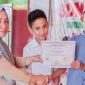 Kepala Sekolah SDN 5 Asera, Satiawan Daris, S. Pd menyerahkan piagam penghargaan kepada juara kategori/umum Pesantren Kilat Ramadhan 1443 H. (*Din/Red) 