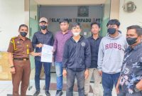Front Pemuda dan Mahasiswa Konawe Utara (FPMK) Melaporkan perusahaan PT Bintang Mining Indonesia (BMI) dan PT Mineral Arta Sejahtera (MAS) di Kejati Sultra. Jumat (23/04/2022). (*Ist) 