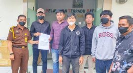 Front Pemuda dan Mahasiswa Konawe Utara (FPMK) Melaporkan perusahaan PT Bintang Mining Indonesia (BMI) dan PT Mineral Arta Sejahtera (MAS) di Kejati Sultra. Jumat (23/04/2022). (*Ist) 