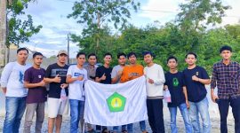 Himpunan Pelajar Mahasiswa Poleang-Kendari (Hipmap Kendari) berbagi takjil berbuka puasa bulan Ramadhan 1443 Hijriah di Kota kendari. Minggu (24/04/2022). (*Iks/Kroscek) 