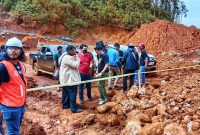 Dirkrimum Polda Sultra melakukan Police Line BB Dugaan Pengrusakan oleh PT Tiran Indonesia di wilayah IUP PT KDI di Desa Lameruru, Kecamatan Langgikima, Kabupaten Konawe Utara. Rabu (11/05/2022). (*Ist/KR) 