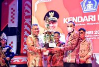 Wali Kota Kendari Sulkarnain Kadir memberikan penghargaan kepada pemenang lomba kendari expo. Sabtu malam (14/05/2022). (*Ist) 