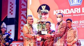 Wali Kota Kendari Sulkarnain Kadir memberikan penghargaan kepada pemenang lomba kendari expo. Sabtu malam (14/05/2022). (*Ist) 