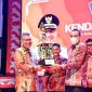 Wali Kota Kendari Sulkarnain Kadir memberikan penghargaan kepada pemenang lomba kendari expo. Sabtu malam (14/05/2022). (*Ist) 