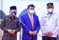 Wakil Presiden RI, Prof. Dr. (H.C) K.H. Makruf Amin didampingi Presiden Direktur PT NIS, Nurdin Tampubulon bersama Bupati Konawe Utara, Dr. Ir. H. Ruksamin, ST. M.Si., IPU., ASEAN. Eng, pada peletakkan batu pertama kawasan industri PT NIS di Kabupaten Konawe Utara. Kamis (19/05/2022). (*Ist). 
