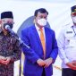 Wakil Presiden RI, Prof. Dr. (H.C) K.H. Makruf Amin didampingi Presiden Direktur PT NIS, Nurdin Tampubulon bersama Bupati Konawe Utara, Dr. Ir. H. Ruksamin, ST. M.Si., IPU., ASEAN. Eng, pada peletakkan batu pertama kawasan industri PT NIS di Kabupaten Konawe Utara. Kamis (19/05/2022). (*Ist). 