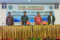 Koordinator TPP Kecamatan Puriala, Ijang Asbar kedua dari kiri, melaksanakan pelatihan Pokja Desa. (*Rul/KR) 