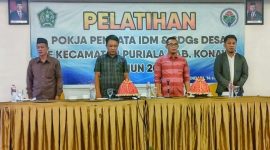 Koordinator TPP Kecamatan Puriala, Ijang Asbar kedua dari kiri, melaksanakan pelatihan Pokja Desa. (*Rul/KR) 