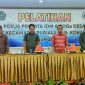 Koordinator TPP Kecamatan Puriala, Ijang Asbar kedua dari kiri, melaksanakan pelatihan Pokja Desa. (*Rul/KR) 