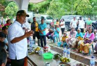 Bupati Simalungun, Radiapoh Hasiholan Sinaga, SH., MH, memberikan sambutannya kepada pihak keluarga Alm DR (HC) Drs Djabanten Damanik. (*S. Hadi Purba). 