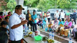Bupati Simalungun, Radiapoh Hasiholan Sinaga, SH., MH, memberikan sambutannya kepada pihak keluarga Alm DR (HC) Drs Djabanten Damanik. (*S. Hadi Purba). 