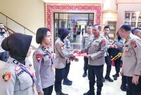 Kapolda Sultra, Irjen Pol Drs. Teguh Pristiwanto saat memberikan penghargaan kepada personelnya yang berhasil mengharumkan nama Polda Sultra di ajang Kejuaraan Beladiri Polri. (Foto. Asep Wijaya/Ist). 