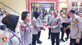 Kapolda Sultra, Irjen Pol Drs. Teguh Pristiwanto saat memberikan penghargaan kepada personelnya yang berhasil mengharumkan nama Polda Sultra di ajang Kejuaraan Beladiri Polri. (Foto. Asep Wijaya/Ist). 