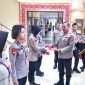 Kapolda Sultra, Irjen Pol Drs. Teguh Pristiwanto saat memberikan penghargaan kepada personelnya yang berhasil mengharumkan nama Polda Sultra di ajang Kejuaraan Beladiri Polri. (Foto. Asep Wijaya/Ist). 