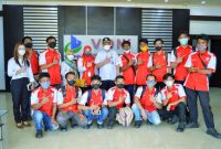 Kepala BPVP Kendari, Dr La Ode Haji Polondu bersama 14 orang Siswa Program Pelatihan Las SMAW 3G Balai Pelatihan Vokasi dan Produktivitas di PT VDNI, 
Kamis (26/05/2022). (*Asep/KR). 