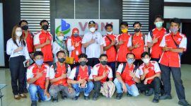 Kepala BPVP Kendari, Dr La Ode Haji Polondu bersama 14 orang Siswa Program Pelatihan Las SMAW 3G Balai Pelatihan Vokasi dan Produktivitas di PT VDNI, 
Kamis (26/05/2022). (*Asep/KR). 