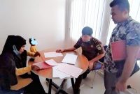 Polsek Mandonga menyerahkan berkas dugaan tindak pidana penganiayaan terhadap seorang IRT di Kejari Kendari. (*Ist) 