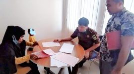 Polsek Mandonga menyerahkan berkas dugaan tindak pidana penganiayaan terhadap seorang IRT di Kejari Kendari. (*Ist) 