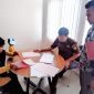Polsek Mandonga menyerahkan berkas dugaan tindak pidana penganiayaan terhadap seorang IRT di Kejari Kendari. (*Ist) 