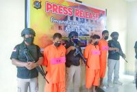 Tiga orang tersangka berinisial RM (44) asal Sumatera Utara, SF (31) dan HS (31) asal Aceh, berhasil diamankan Polda Sultra. Jumat (27/05/2022). (*Ist) 