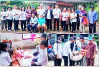 Kadis Sosial Kabupaten Simalungun, Sakban Saragih mengulurkan bantuan kepada lansia fakir miskin. (*Syam Hadi/Kroscek.net). 