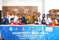 Sekda Bombana, Drs. Man Arfa, M.Si, bersama Direktur dan Dosen melepas Rombongan Mahasiswa (i) Politeknik Bombana magang kuliah terapan industri di Negara Malaysia. 