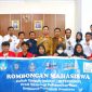 Sekda Bombana, Drs. Man Arfa, M.Si, bersama Direktur dan Dosen melepas Rombongan Mahasiswa (i) Politeknik Bombana magang kuliah terapan industri di Negara Malaysia. 