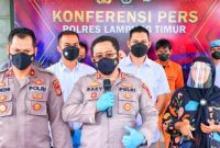 Kapolres Lampung Timur, AKBP Zaky Alkazar Nasution didampingi Kasat Reskrim Polres Lampung, Iptu Johannes Erwin Parlindungan Sihombing menggelar konferensi pers kasus pungli di Mapolres Lampung Timur, Jumat 12 Agustus 2022. (*Ist) 