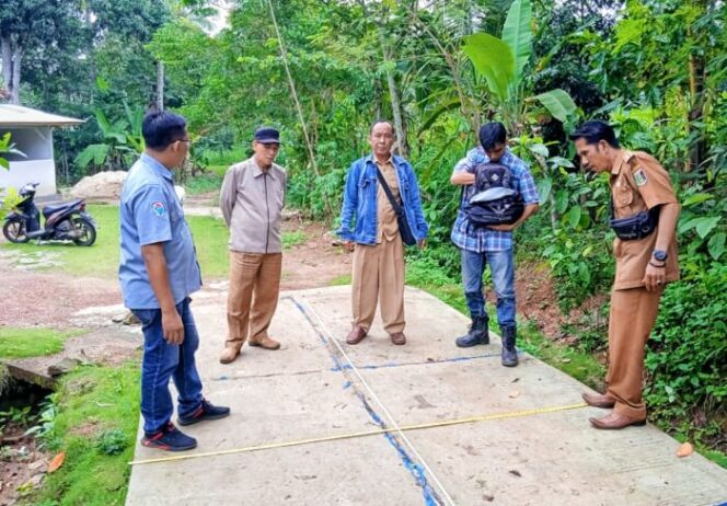 Pemdes Negeri Katon Melakukan Pengukuran Pekerjaan Pembangunan Rabat Beton Desa. (*Fer)