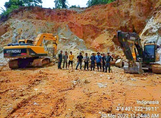 Tim Gakkum KLHK Wilayah Sulawesi saat mengamankan dua alat berat excavator milik UD Resmi Mandiri di lokasi penambangan batu di Moramo Utara. (Dok: Ist.) 