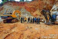 Tim Gakkum KLHK Wilayah Sulawesi saat mengamankan dua alat berat excavator milik UD Resmi Mandiri di lokasi penambangan batu di Moramo Utara. (Dok: Ist.) 