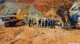 Tim Gakkum KLHK Wilayah Sulawesi saat mengamankan dua alat berat excavator milik UD Resmi Mandiri di lokasi penambangan batu di Moramo Utara. (Dok: Ist.) 