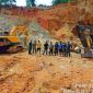 Tim Gakkum KLHK Wilayah Sulawesi saat mengamankan dua alat berat excavator milik UD Resmi Mandiri di lokasi penambangan batu di Moramo Utara. (Dok: Ist.) 