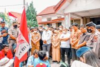 Wali Kota Pematang Siantar, dr Susanti Dewayani, Sp.A menerima massa aksi penolakan kenaikan harga BBM, Senin (05/09/2022). (*S. Hadi/Kroscek.net) 