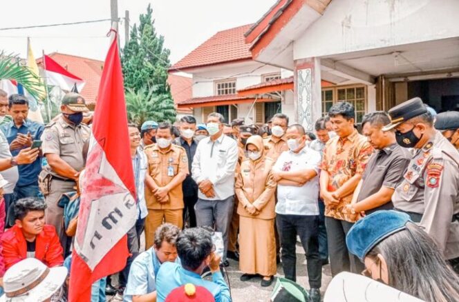 Wali Kota Pematang Siantar, dr Susanti Dewayani, Sp.A menerima massa aksi penolakan kenaikan harga BBM, Senin (05/09/2022). (*S. Hadi/Kroscek.net) 