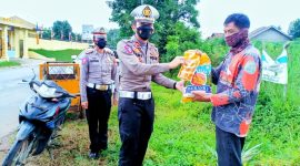 Kasat Lantas Polres Lampung Timur, IPTU Bima Alief Caesar Gumilang menyerahkan paket sembako kepada masyarakat terdampak kenaikan harga BBM. Selasa (06/09/2022). (*Fer/Kroscek.net) 