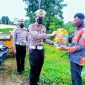 Kasat Lantas Polres Lampung Timur, IPTU Bima Alief Caesar Gumilang menyerahkan paket sembako kepada masyarakat terdampak kenaikan harga BBM. Selasa (06/09/2022). (*Fer/Kroscek.net) 