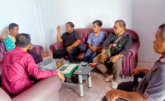 Masyarakat Desa Lamondowo mendatangi kantor PT Antam Tbk di Kendari meminta untuk menghentikan Aktivitas Tambang dan Bertanggungjawab akibat kerusakan sumber mata air minum masyarakat. (*Ist) 